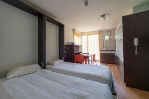 拉里歇尔Residence RADIANA的酒店客房带两张床和厨房