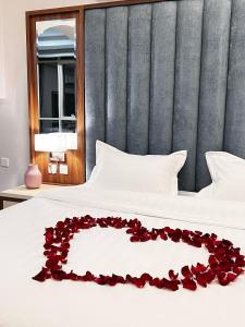 乌姆莱季SEAVIEW HOTEL的红玫瑰制成的心床