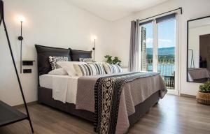 阿尔戈斯托利翁A & B Minimal Suite with Sea View in Argostoli的一间卧室设有一张床和一个大窗户
