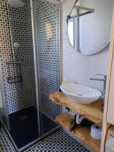 孔波尔塔Sado House 3的带淋浴、盥洗盆和镜子的浴室