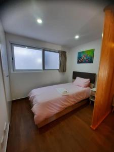 孔波尔塔Sado House 3的一间卧室设有一张床和一个窗口