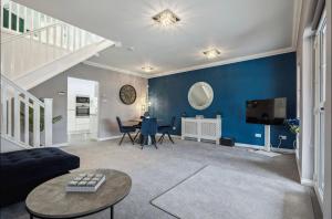 邓巴顿Little Gleddoch的客厅设有蓝色的墙壁和桌子
