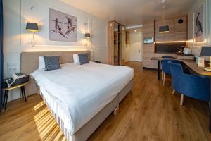 拉里歇尔RESIDENCE Rive Droite的酒店客房设有一张大床和一个厨房。