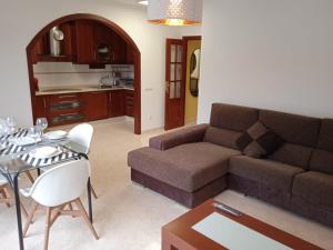 博伊罗O Enxidro PLAYA, a 40 m de Playa Jardín的客厅配有沙发和桌子