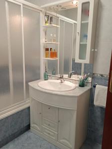 博伊罗O Enxidro PLAYA, a 40 m de Playa Jardín的浴室设有白色水槽和镜子