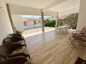 弗雷谢拉斯Casa Tropicana的客厅配有椅子,铺有木地板