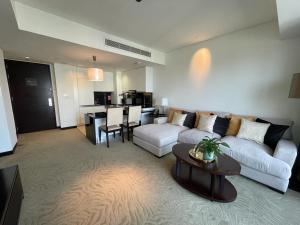 迪拜The Address Dubai Marina的客厅配有沙发和桌子