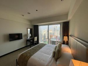 迪拜The Address Dubai Marina的酒店客房设有一张床和一个大窗户