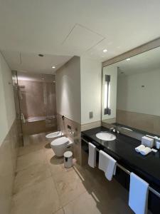 迪拜The Address Dubai Marina的浴室设有2个水槽、卫生间和镜子。