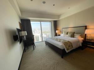 迪拜The Address Dubai Marina的酒店客房设有一张床和一个大窗户