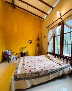 马特莱Pearl's Homestay Matale的卧室配有一张大床,位于拥有黄色墙壁的房间