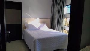 维列纳HOTEL VIZON II的卧室配有白色的床和窗户。
