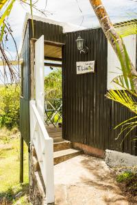 Rodrigues IslandFantaisie Lodges的一座黑色的小建筑,门上有一个标志
