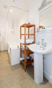 牛顿莫尔考伊纳施旅馆的浴室配有盥洗盆和浴缸。