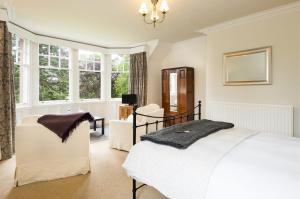 牛顿莫尔考伊纳施旅馆的卧室配有白色的床和窗户。