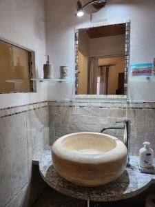 博尔戈马内罗Mansarde & Suite Maison 1706 Lago Orta的大理石浴室配有大浴缸