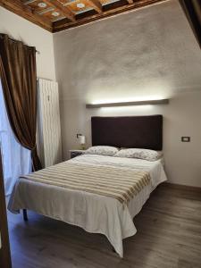 博尔戈马内罗Mansarde & Suite Maison 1706 Lago Orta的一间卧室,卧室内配有一张大床