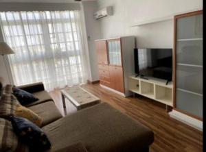 圣费尔南多Excelente piso en San Fernando的带沙发和平面电视的客厅