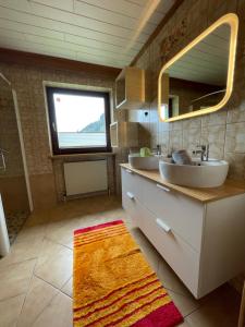 迈斯霍芬Landhaus Sonne的浴室设有2个水槽和镜子
