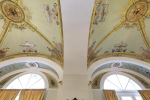 那不勒斯Il Salotto della Regina的一座带天花板和钟表的建筑