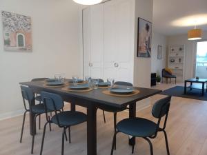 布尔日Le Panoramique的一间带桌椅的用餐室