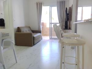 伯迪亚哥Apartamento a 100 metros da Praia的客厅配有沙发和椅子