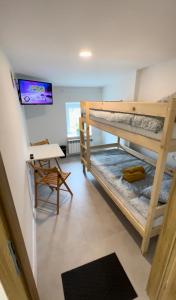 卡托维兹Yellow Hostel 24h - śniadanie i obiad gratis - Free Parking的客房设有两张双层床和一张书桌。
