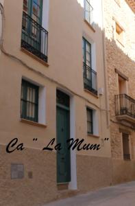 TivissaCA LA MUM的建筑的一侧有一扇绿门