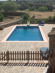 PlasenzuelaCasa - apartamento rural La Tahona del abuelo的游泳池周围设有围栏