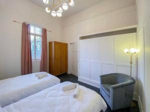 萨法德Mendis accommodation的一间卧室配有两张床、一把椅子和镜子