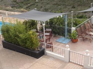 TurísLAS PALOMAS, appartement 3 chambres avec piscine的庭院设有帐篷和桌椅