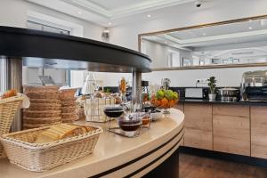 腓特烈港阿德勒酒店的厨房配有带面包篮的柜台