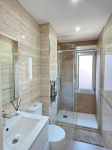 奥维多Piso recién reformado en Gascona的浴室配有卫生间、淋浴和盥洗盆。