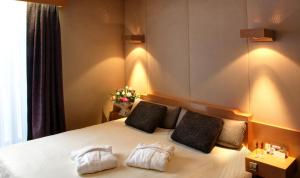 多维尔多维尔高尔夫阿米拉特酒店的一间卧室配有带2个枕头的床