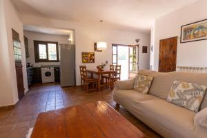 圣若法尔萨克鲁Villa Miguel的客厅配有沙发和桌子