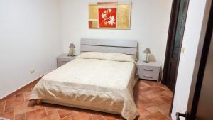 蒙德罗Villa Sinforosa - Mondello的一间卧室配有床和2个床头柜