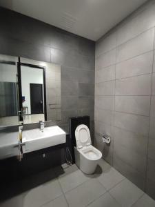 吉隆坡Opus Residences Warisan Merdeka by C&C Fortune的一间带卫生间和水槽的浴室