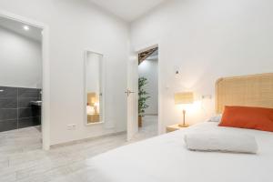 隆达GAV Cerrillo的白色的卧室设有一张大床和一间浴室。