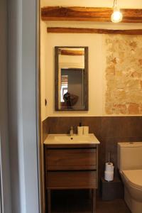 TivissaCA LA MUM的一间带水槽、镜子和卫生间的浴室