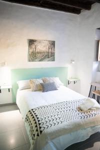 加尔达尔Casa El Terrero的一间卧室配有一张壁画床