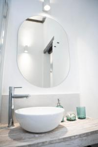 加尔达尔Casa El Terrero的浴室设有白色水槽和镜子