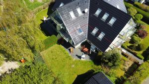 奥斯特巴特宁哈根Ostseegarten Nienhagen的享有大型房屋的顶部景色,房屋上设有太阳能电池板