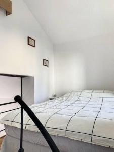 贡比涅Le Maurice 6 - Duplex的卧室配有白色的床
