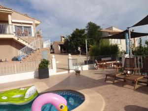 TurísLAS PALOMAS, appartement 3 chambres avec piscine的后院的游泳池及其充气玩具