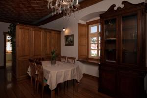 伊兹拉Antoinette Mansion的一间带桌椅和吊灯的用餐室