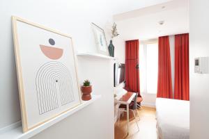 巴黎旺多姆圣日耳曼酒店的卧室配有苹果的框架照片