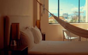 巴耶杜帕尔Hotel Sicarare的一张位于酒店客房的吊床,设有窗户