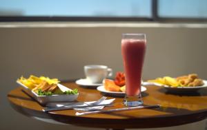 巴耶杜帕尔Hotel Sicarare的餐桌上放着饮料和食物