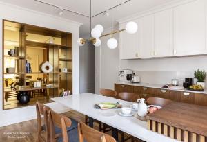 格但斯克Mariacka Residence的厨房以及带桌椅的用餐室。