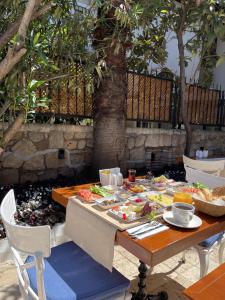 安塔利亚Sofa Hotels Kaleiçi的餐桌上放有食物盘子的桌子